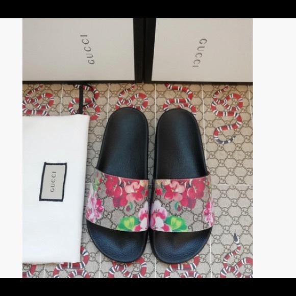 Shoes - Women’s hard to find! Lovely slides